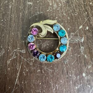 Van Dell 1950-60s 12 K GF Multicolor Rhinestone Circle Wreath Brooch‎ Pin
